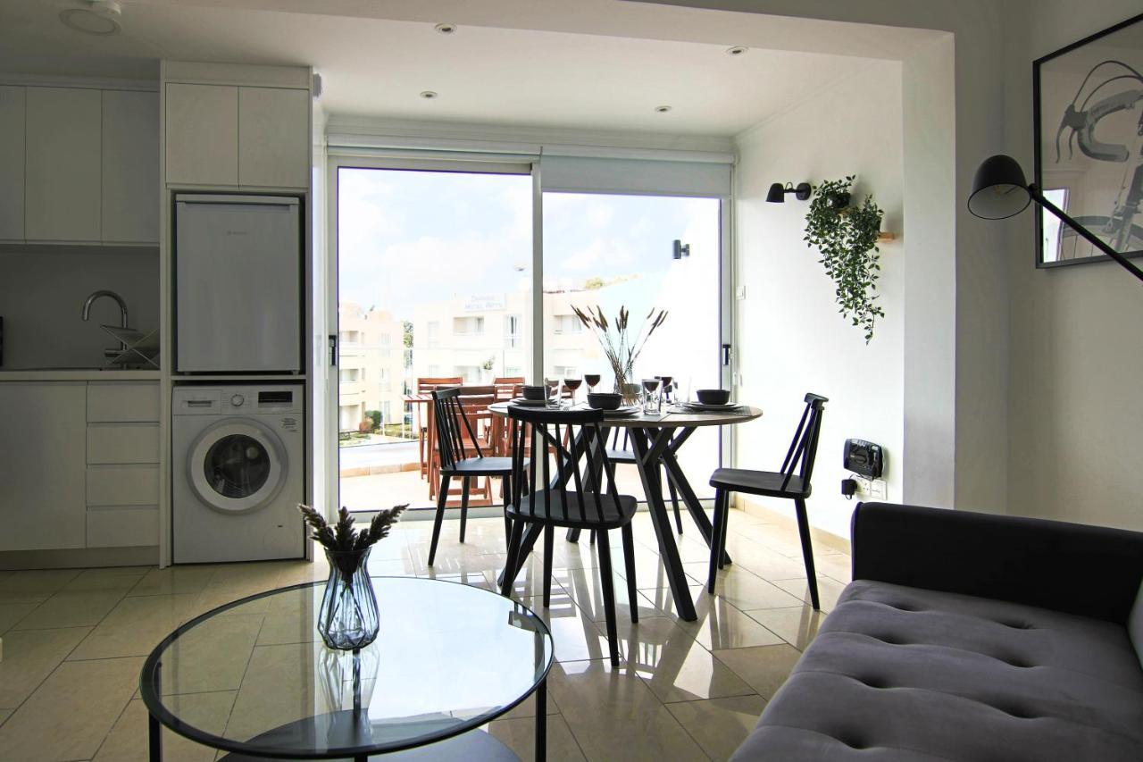 Phaedrus Living Seaside Junior Suite Lighthouse 63 Paphos Bagian luar foto