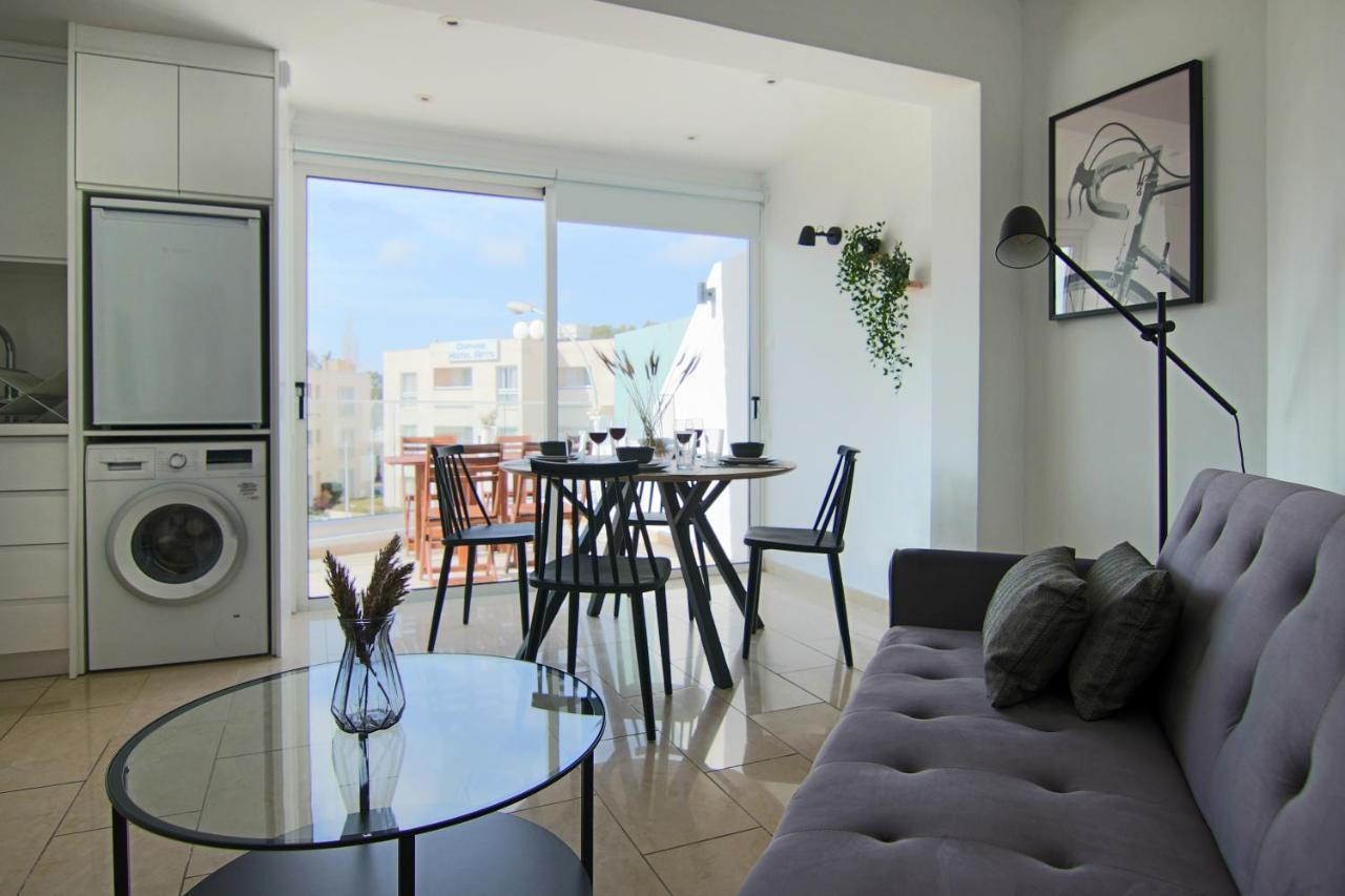 Phaedrus Living Seaside Junior Suite Lighthouse 63 Paphos Bagian luar foto